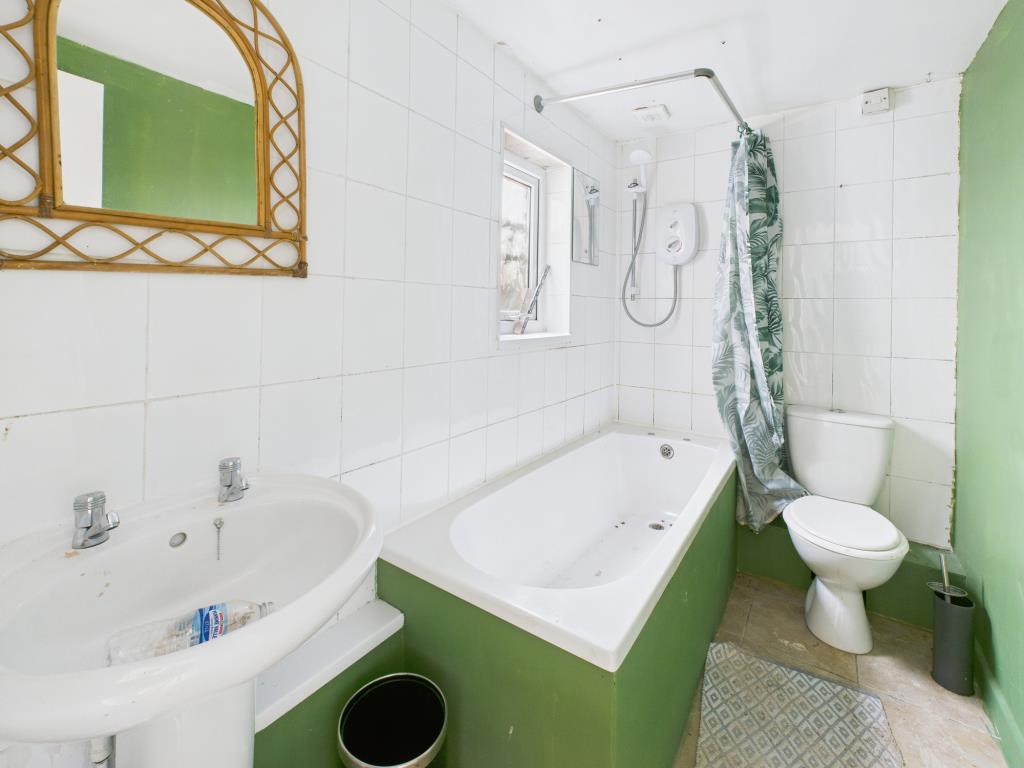 Lot: 150 - TWO FLATS FOR UPDATING WITH PARKING AND GARDEN - Ground floor flat bathroom